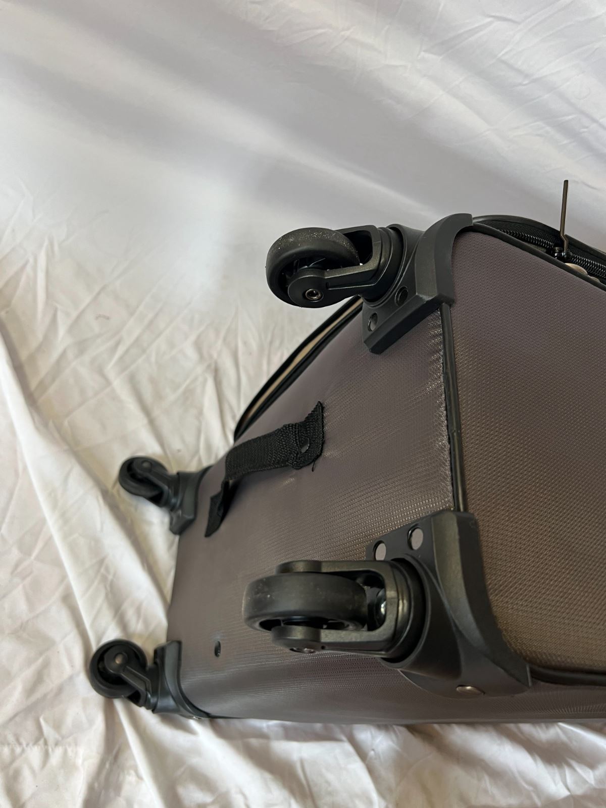 340 New Dockers Discover SoftSide Luggage Gray Spinner Lightweight 2