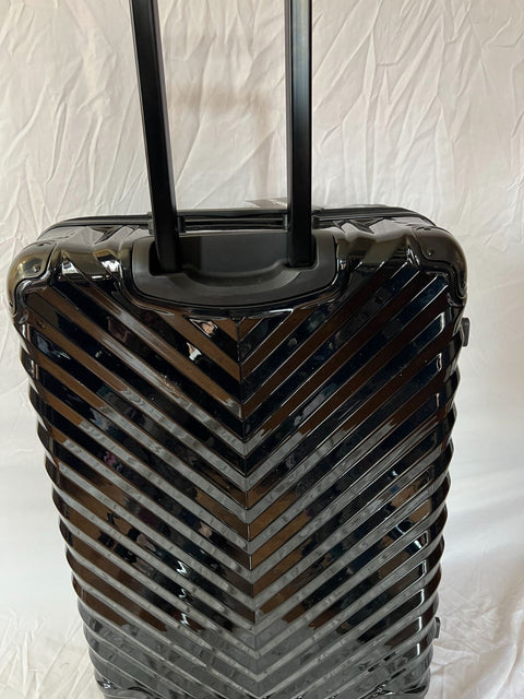 $780 Karl Lagerfeld Paris Black Chevron Hard Spinner Luggage Suitcase 28"