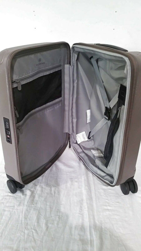 $620 NEW VICTORINOX NOVA FREQUENT FLYER HARD SPINNER CARRY ON SUITCASE GRAY 21"