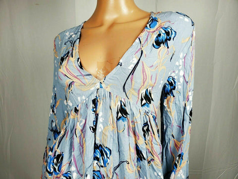 $108 Free People Women Bell Sleeve Sky Blue Floral V-Neck Blouse Top Size M - evorr.com