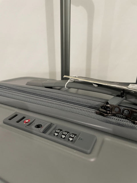 $680 Samsonite Silhouette 17 25" Check-in Expandable Hardside Spinner Luggage
